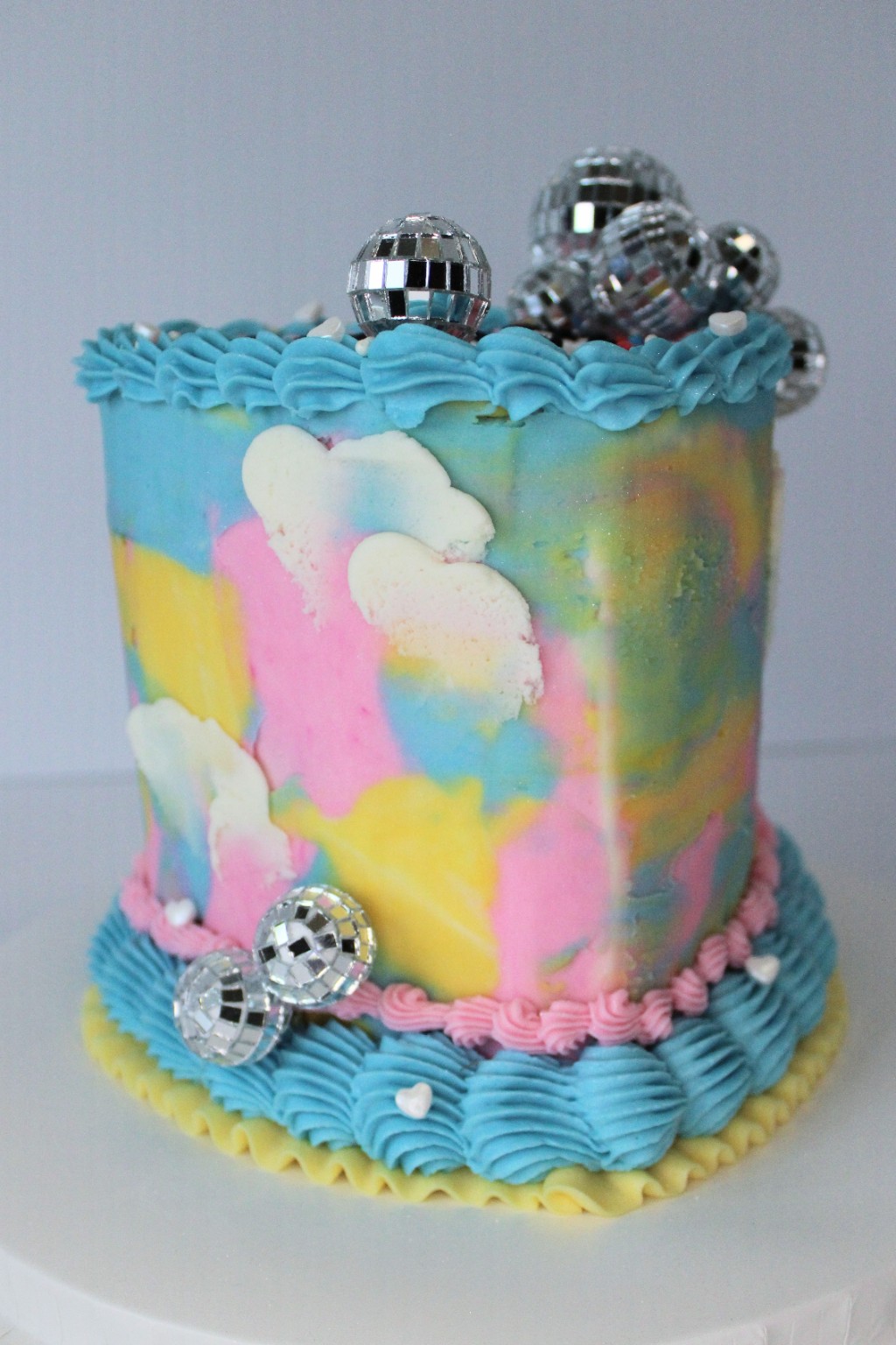 Pastel custom cake with disco balls
